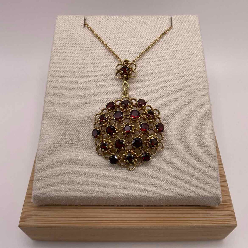 simplyposhconsign Necklace 14KY YELLOW GOLD FLOWER GARNET PENDANT NECKLACE