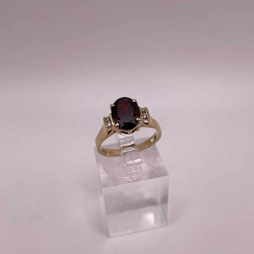 Posh Resale Ring 14KY YELLOW GOLD OVAL GARNET & DIAMOND RING