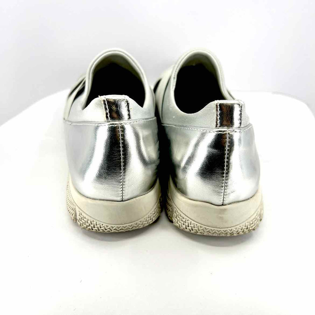 Simply Posh Consign SHOES Grey & Silver TROTTERS Women's Elastic CRISSCROSS Grey & Silver 8.5 SHOES