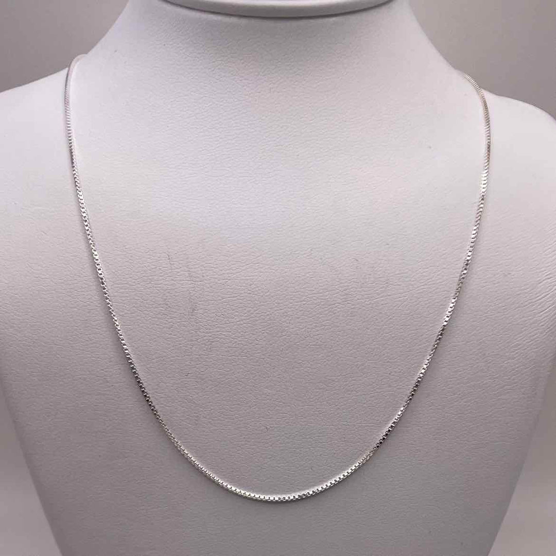 simplyposhconsign Necklace 14KW WHITE GOLD 0.80mm BOX CHAIN
