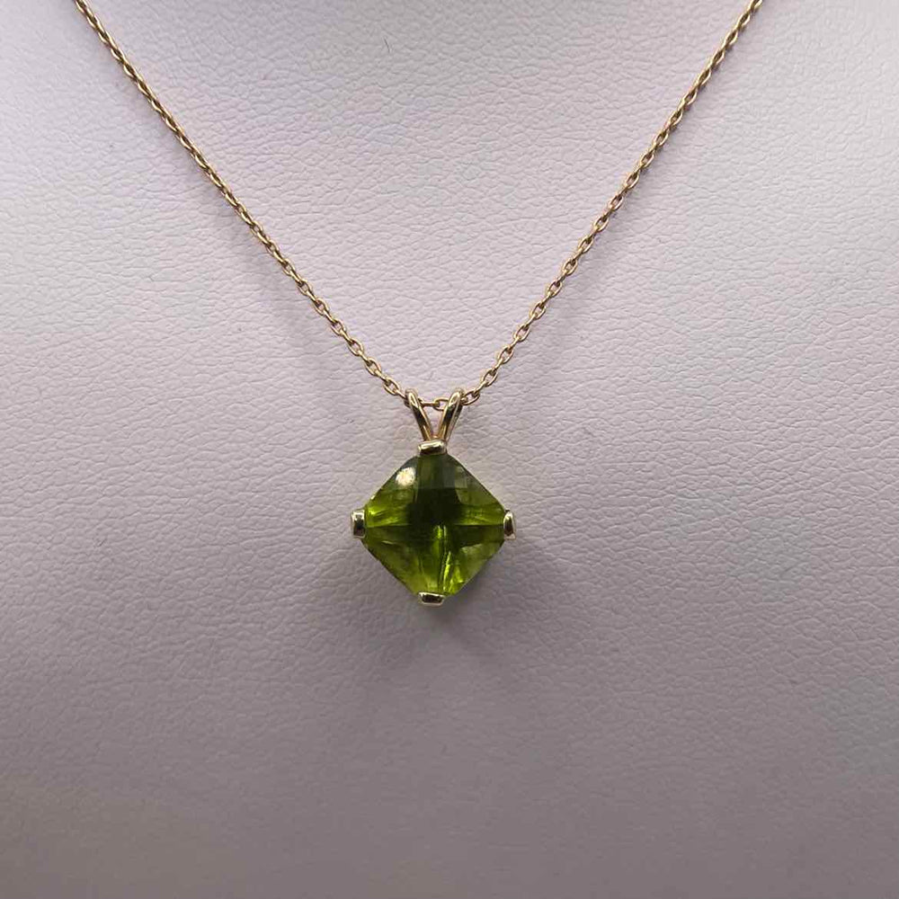 simplyposhconsign Necklace 14KY YELLOW GOLD PERIDOT PENDANT NECKLACE