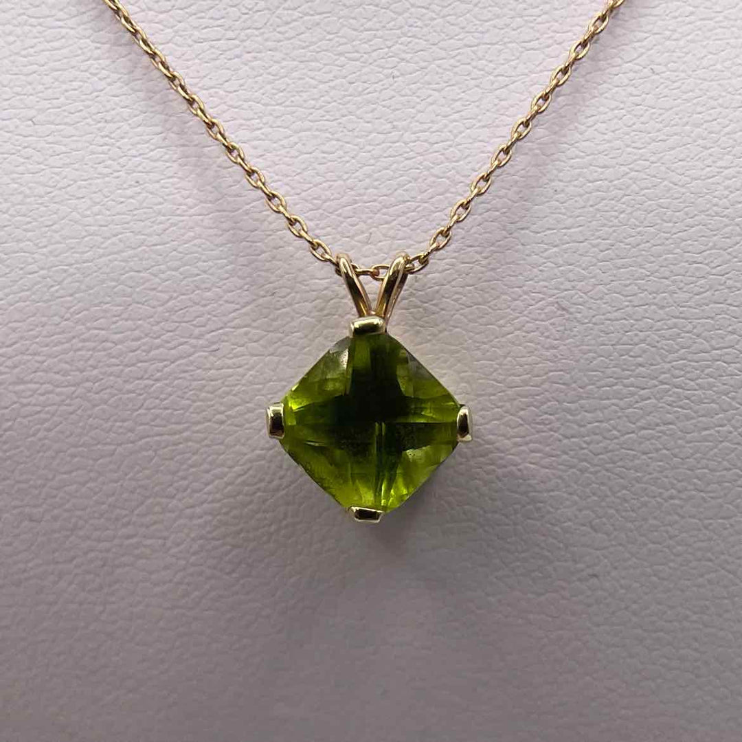 simplyposhconsign Necklace 14KY YELLOW GOLD PERIDOT PENDANT NECKLACE