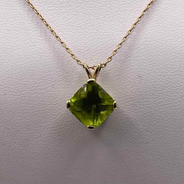 simplyposhconsign Necklace 14KY YELLOW GOLD PERIDOT PENDANT NECKLACE