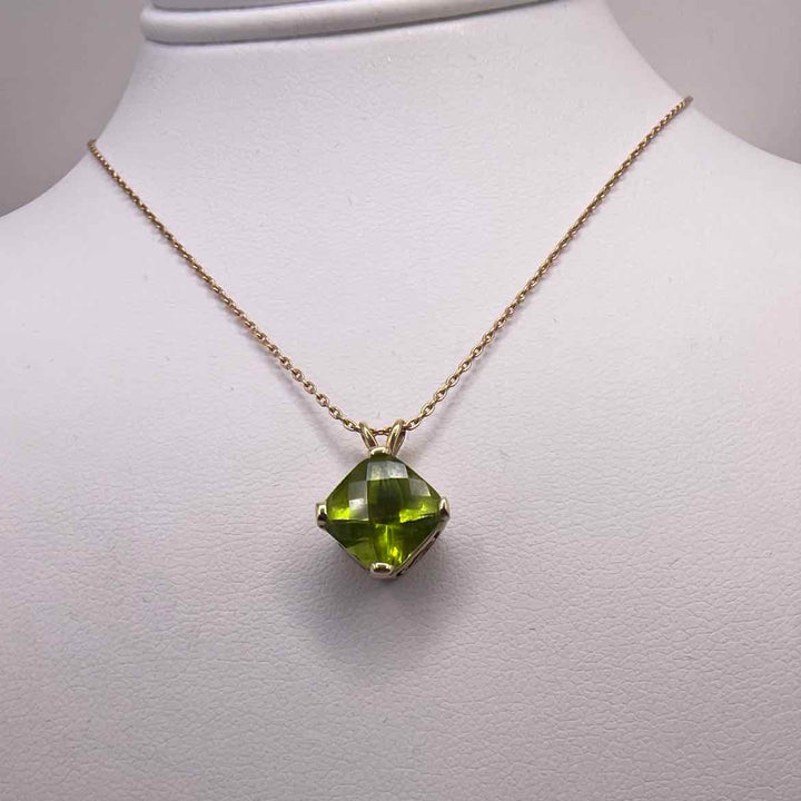 simplyposhconsign Necklace 14KY YELLOW GOLD PERIDOT PENDANT NECKLACE