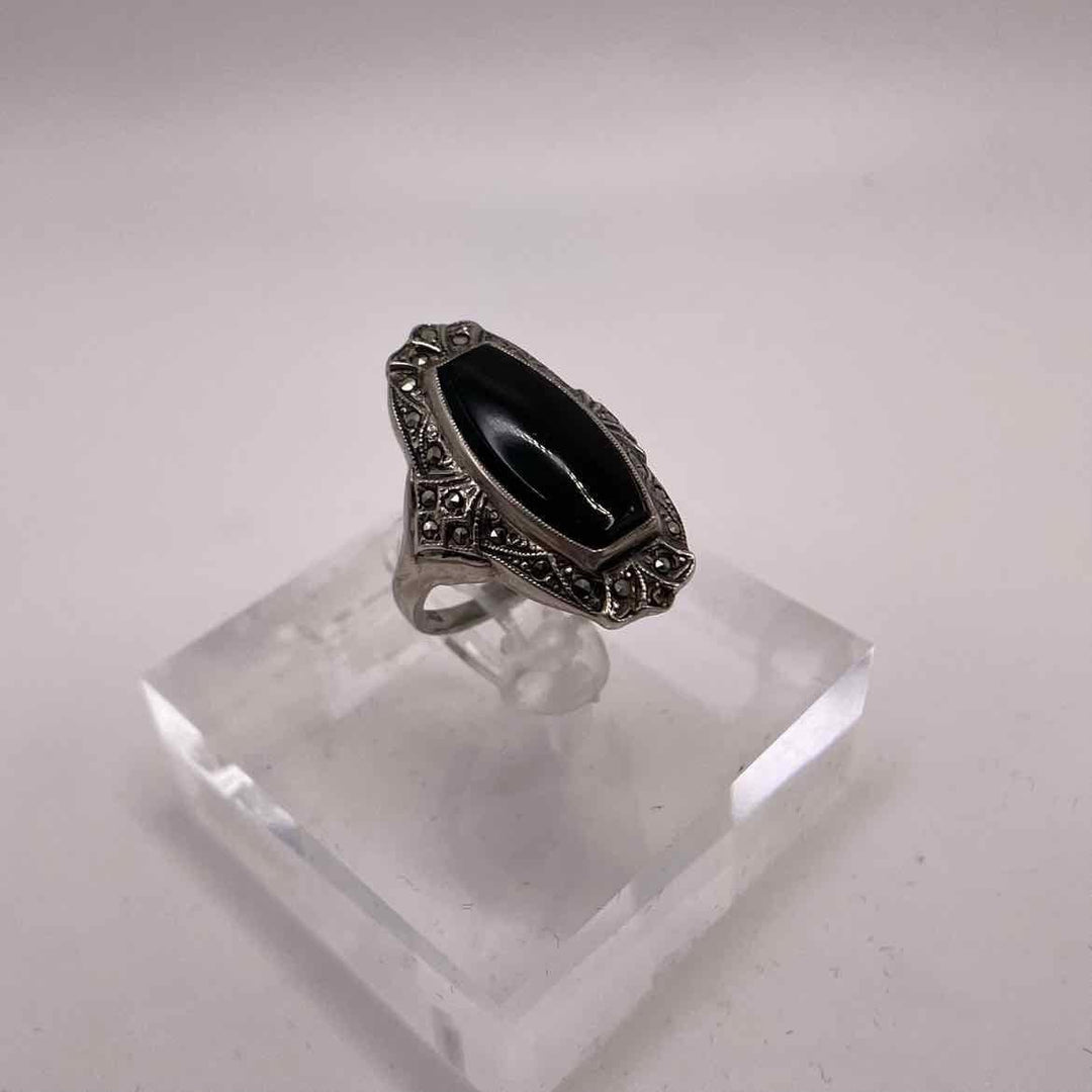 simplyposhconsign Ring STERLING SILVER  LARGE OVAL ONYX RING