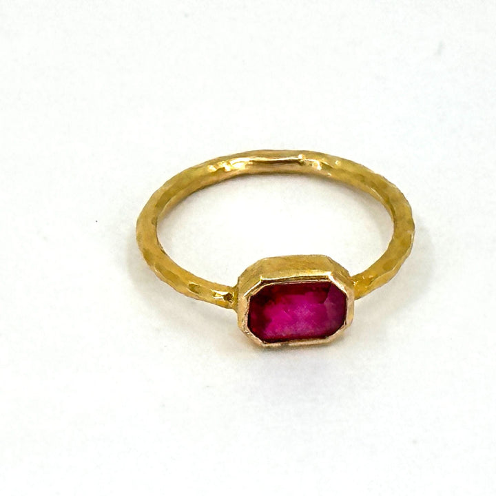 unbranded 7 / Red / 18K Yellow Gold 18K YELLOW GOLD & 5mm x 7mm Ruby  Women's  STACKING RING Size 7